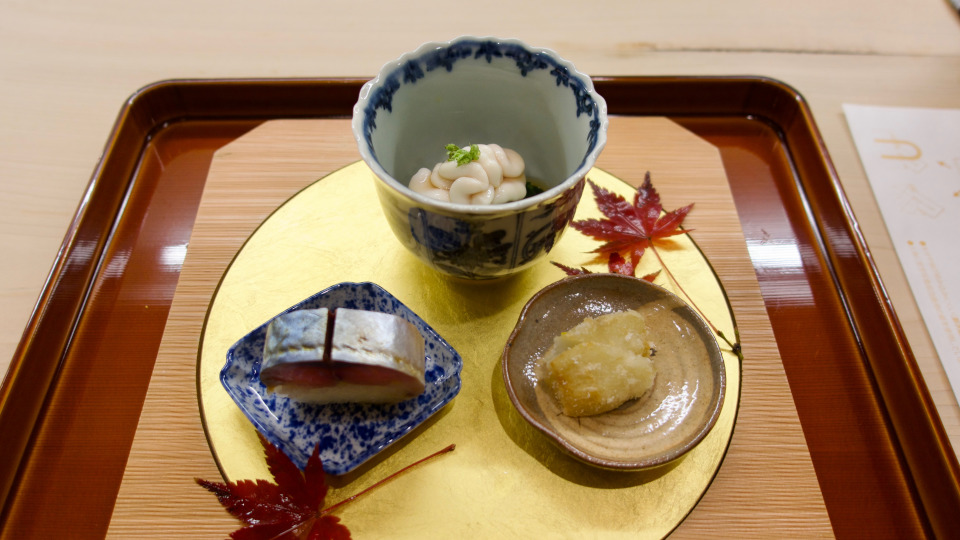 八寸　自家製の鯖寿司、鱈の白子、里芋の唐揚
